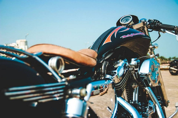 Để "biến hình" chiếc Harley-Davidson XL 1200, người thợ độ tại Đà Nẵng đã quyết định cắt gọn sườn sau, gò lại bình xăng, thay CNC chảng 3, độ lốp lớn... cùng nhiều chi tiết thủ công để chiếc xe trông hầm hố, dữ tợn hơn.