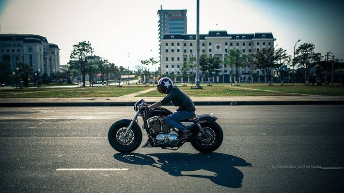 Harley-Davidson XL 1200 phong cách Samurai oai phong lướt trên đường phố Đà Nẵng.