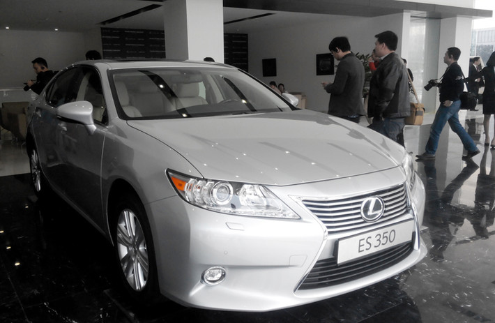 Mẫu Lexus ES 350 được giới thiệu tại Lexus Thăng Long.