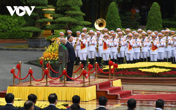 Sáng 1/8, tại Phủ Chủ tịch, Chủ tịch nước Tô Lâm đã chủ trì lễ đón chính thức Tổng thống Timor Leste Jose Ramos-Horta thăm cấp Nhà nước Việt Nam. Chủ tịch nước Tô Lâm và Tổng thống Timor Leste Jose Ramos-Horta đứng trên bục danh dự, quân nhạc cử quốc thiều 2 nước.