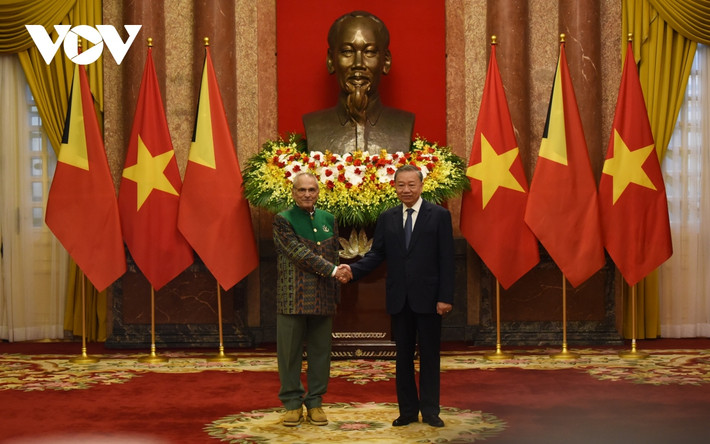 Chủ tịch nước Tô Lâm và Tổng thống Timor Leste Jose Ramos-Horta chụp ảnh chung trước khi dẫn đầu 2 đoàn cấp cao của hai nước tiến hành hội đàm.