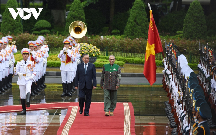 Chủ tịch nước Tô Lâm và Tổng thống Jose Ramos-Horta duyệt đội Danh dự Quân đội nhân dân Việt Nam.