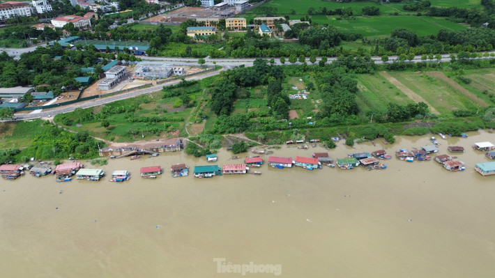 Ngày 8/8, phóng viên báo Tiền Phong có mặt tại xóm vạn chài thuộc tổ 14, phường Thịnh Lang, TP. Hòa Bình. Theo ghi nhận, mực nước sông Đà dâng cao, làng chài lênh đênh trên biển nước.