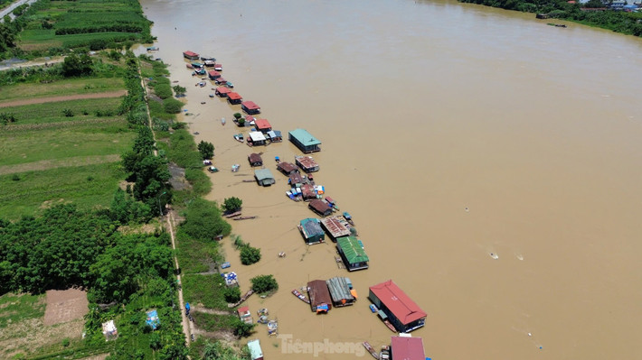Ông Ngô Văn Thông - Trưởng xóm vạn chài, tổ 14, phường Thịnh Lang, TP. Hoà Bình cho biết, cứ mỗi khi nước sông dâng cao, cuộc sống của người dân nơi đây lại có nhiều đổi thay, từ việc mưu sinh đến các hoạt động sinh hoạt thường ngày.