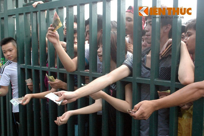 Nhiều người sẵn sàng đợi vài tiếng đồng hồ để mua được cặp vé của đội tuyển mình yêu thích. Mặc dù đông người mua song tình trạng tăng giá vé vẫn không xảy ra.