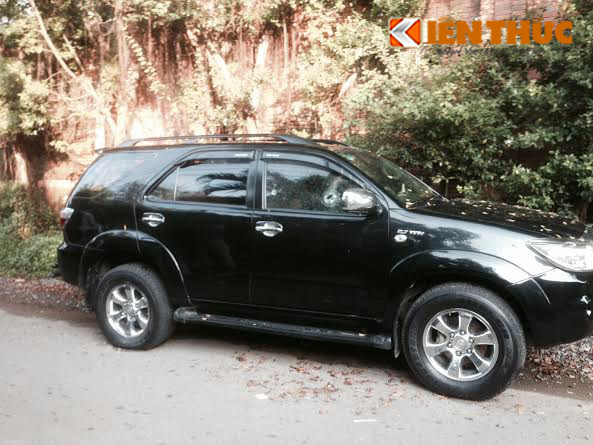 Cửa kính xe Toyota Fortuner hướng người phụ nữ ngồi bị thủng một lỗ khá lớn.