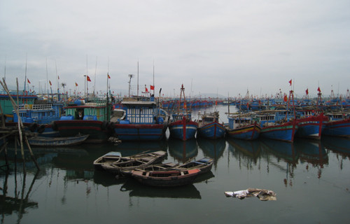 4. Nổ tàu chở dầu, 2 người tử vong, 3 người nguy kịch. Khoảng 8h sáng 23/8, chiếc tàu vỏ sắt chuyên chở dầu (không có số hiệu) do anh Nguyễn Văn Trường (38 tuổi, trú xã Hải Bình, huyện Tĩnh Gia, Thanh Hóa) làm chủ đang neo đậu ở khu vực cảng cá Lạch Bạng (thuộc địa phận xã Hải Bình, huyện Tĩnh Gia, Thanh Hóa) đã bất ngờ phát nổ. Các ngư dân trên tàu bị hất văng xuống biển. Tia lửa sau đó lan nhanh sang khoang chứa dầu, bùng thành đám cháy dữ dội.