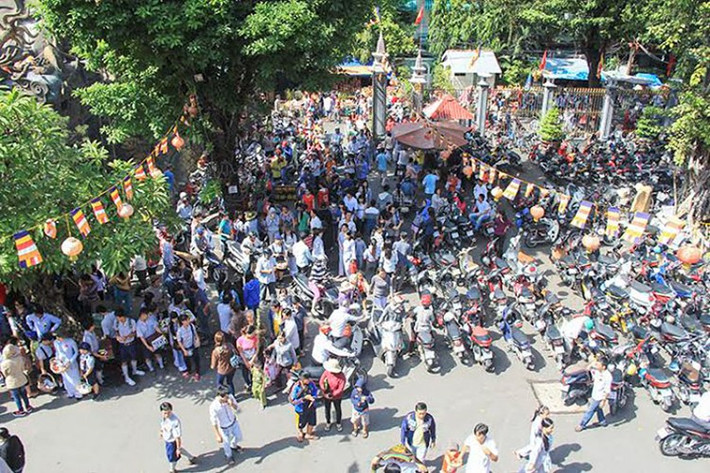 8. Hàng vạn người nườm nượp viếng chùa Lễ Vu Lan. Ngày 10/8, ngày lễ Vu Lan, các ngôi chùa tại TP HCM, Hà Nội và nhiều tỉnh thành khác tấp nập Phật tử đồng lòng cầu nguyện, phát chẩn, phóng sinh… hướng về 2 đấng sinh thành.