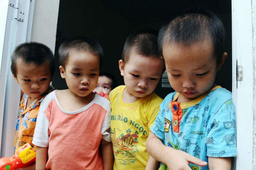 Nếu khó xác minh thân nhân, nguồn gốc của các em thì làm sao nhà chùa biết được ai là cha mẹ đẻ? Thế nên khi được hỏi về địa chỉ của cha mẹ của rất nhiều bé, nhà chùa hoàn toàn không nắm được. Điều này đồng nghĩa với việc đứa trẻ được đưa đi đâu, sống chết ra sao cũng chẳng ai hay.