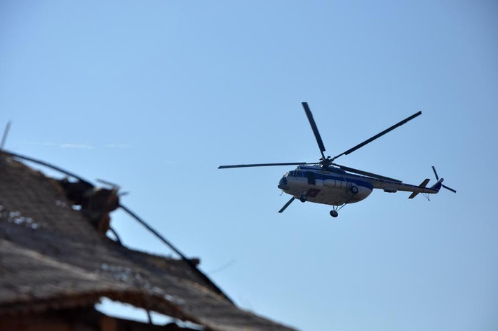 Máy bay trực thăng Mi-8 của Trung đoàn Không quân 910 được huy động làm nhiệm vụ.