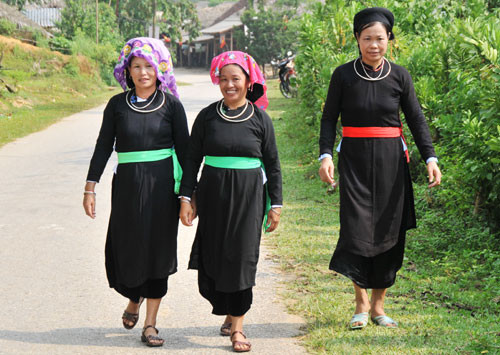 Nhìn chung người Tày thường mặc quần áo vải bông nhuộm chàm nên trang phục của họ màu chủ đạo là màu chàm. Phụ nữ thường chít khăn mỏ quạ, mặc áo năm thân có thắt lưng, đeo vòng cổ, tay, chân bằng bạc. Thắt lưng của phụ nữ Tày là những tấm vải chàm hay đũi dài khoảng hai sải tay làm tăng thêm vẻ duyên dáng. Trên trang phục nam và nữ người Tày, hầu như không có hoa văn trang trí.