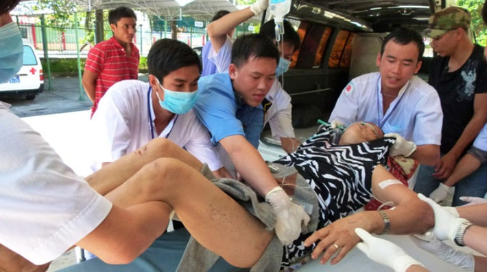 Cú đâm quá mạnh khiến xe bị đá đè và mắc kẹt. Tại hiện trường, xe khách 24 chỗ 43S-6420 đâm đầu vào vách núi khi đang xuống dốc. Toàn bộ phần đầu xe bi bẹp dúm, 3 hàng ghế ngồi bị dồn chồng lên nhau, cửa xe bị bóp méo, kính vung vãi khắp hiện trường. Lực lượng giải cứu gồm cảnh sát giao thông và y tế có mặt tại hiện trường sau đó, đưa thi thể 6 người tử nạn ra ngoài và hàng chục người bị thương đi cấp cứu.