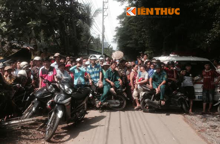 Hàng trăm người dân hiếu kỳ kéo đến xem vụ việc.