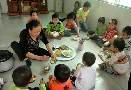 Các mẹ nuôi đại đa số đã từng là học viên ở trung tâm (nghiện ma túy, hành nghề mại dâm, nhiễm HIV) khi hết thời hạn tự nguyện ở lại trung tâm chăm sóc trẻ. Tuy nhiên cũng có trường hợp mẹ nuôi là người ở ngoài xin vào, vì thương cảm trước hoàn cảnh của các cháu. Hiện ở chùa Bồ Đề có 1 trẻ em bị nhiễm HIV sẽ được chuyển về trung tâm này.