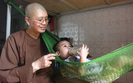Như vậy, việc ni sư Đàm Lan nói rằng bé Cù Nguyên Công không có tên trong danh sách nhà chùa là hoàn toàn vô lý, bởi chính bà đã hướng dẫn người mẹ trẻ tên H. gặp Trang để làm thủ tục nhập chùa cho cháu.