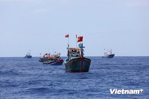 9. Chìm tàu cá ở Bình Thuận, một ngư dân mất tích. Vào chiều 1/8, tàu cá BTh 96947 TS có công suất 165 CV do ông Đỗ Minh Đức (trú tại huyện Tuy Phong) làm thuyền trưởng cùng 6 thuyền viên đi đánh bắt tại vùng biển huyện Tuy Phong. Khi đang đánh bắt tại vùng biển cách đất liền huyện Tuy Phong khoảng 23 hải lý thì tàu bị sóng lớn đánh chìm. 6 trong số 7 ngư dân trên tàu đã được các tàu cá đang hoạt động gần khu vực tàu chìm cứu vớt, đưa vào bờ an toàn. Hiện còn 1 người mất tích.