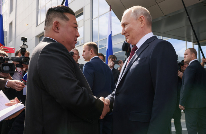 Trước đó, ông Putin đã đích thân ra đón ông Kim ở bên ngoài cơ sở Vostochny, và bắt tay nhà lãnh đạo Triều Tiên trong 40 giây. "Tôi rất vui khi gặp Ngài. Đây là sân bay vũ trụ mới của chúng tôi", ông Putin nói. Đáp lại, ông Kim cảm ơn ông Putin vì lời mời và sự tiếp đón nồng ấm (Ảnh: Reuters).
