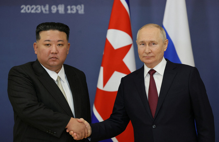 Lãnh đạo Triều Tiên Kim Jong-un đã gặp Tổng thống Nga Vladimir Putin ngày 13/9 tại sân bay vũ trụ Vostochny ở vùng Viễn Đông của Nga để thảo luận về việc tăng cường hợp tác giữa 2 nước (Ảnh: Reuters).