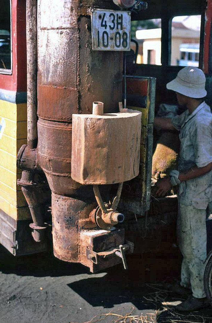 Tại Việt Nam, sau những năm 1980, do tình trạnh thiếu xăng dầu trầm trọng nên Renault Goelette 1400 được chuyển sang chạy bằng than. Từ đó, phía sau những chiếc xe này có thêm một bộ phận phụ trợ với buồng đốt phía dưới và than nằm phía trên tự rơi vào buồng. Ảnh: "Lò than" phía sau Renault Goelette 1400.