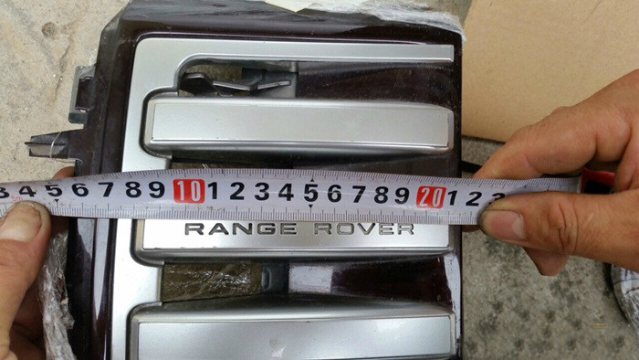 Do đặc thù dòng Range Rover có nhiều chất liệu thuộc phi kim, để độ bền và giúp cho lớp vàng bám chắc bề mặt, các kỹ sư quyết định chế toàn bộ các chi tiết mới bằng kim loại để thay thế với tỷ lệ 1:1 như linh kiện gốc của xe.