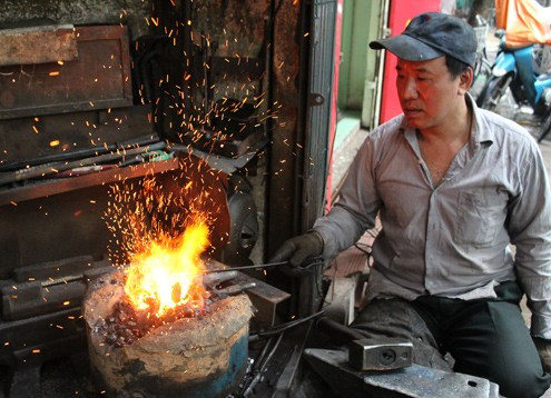 Theo thời gian, cùng với sự phát triển của máy móc hiện đại, nghề thợ rèn dần mai một và trở thành nghề hiếm còn sót lại cho đến thời điểm bây giờ. Hiện tại, ngoài Hà Nội trên phố Lò Rèn còn ông Nguyễn Phương Hùng và trong Sài Gòn có ông Lê Văn Châu ở quận10 là hai trong những thợ rèn hiếm hoi còn sót lại.