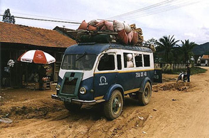 Những hành trình trên dưới 100km mà đi mất cả ngày là chuyện rất bình thường vào thời điểm hiếm xe cộ ngày trước. Vé gần khu vực "lò than" thường có giá rẻ hơn so với các chỗ ngồi khác trong xe, bởi khu vực đó rất nóng. Ảnh: Renault Goelette 1400 chạy tuyến Huế - Quảng Trị.