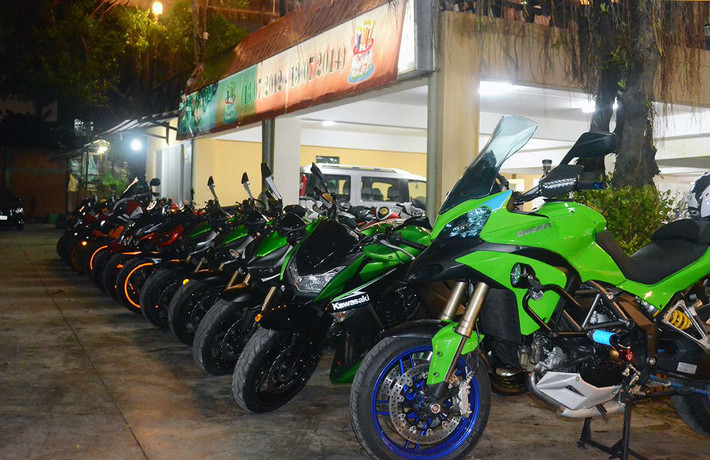 Kawasaki Z1000 và chiếc MultiStrada màu xanh độc nhất tại Việt Nam.