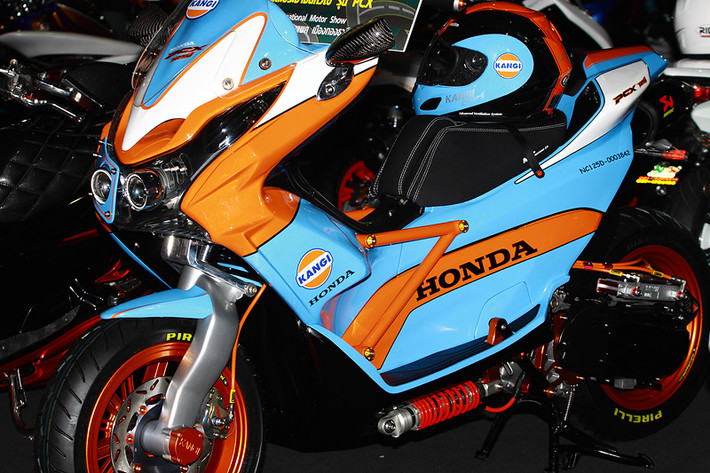 PCX độ hầm hố với phuộc sau được đặt nằm dưới gác chân, phuộc trước thiết kế độc.