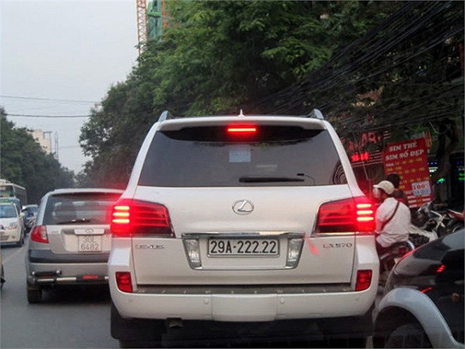 LX570 cũng hấp dẫn dân chơi bởi hệ thống an toàn mà hãng trang bị cho xe. Với hệ thống chống bó phanh hiệu quả trên nhiều địa hình khác nhau, phanh của mẫu xe này được điều chỉnh để phù hợp với nhiều tình huống lái xe. Dù đang chạy trên đường đá sỏi hay trơn trượt, chiếc xe có thể dừng lại nhờ bộ kiểm soát phanh ưu việt. Ảnh: LX570 biển siêu đẹp của dân chơi Hà Nội.