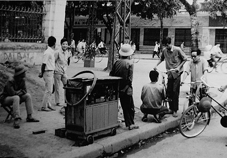 Loại xe được lộn xích chủ yếu là xe đạp, ai có tay nghề “cao” hơn thì nhận luôn lộn xích xe gắn máy. Khi xích xe đã giãn nở ra hết cỡ, đừng vứt đi mà đem lại cho các “thợ lộn xích xe”. Xích sẽ được đục ra từng mắt rồi lộn các phần trong ra ngoài để “tận dụng”. Có người dùng xe đạp với cái xích được lộn tới 3 - 4 lần. Ngoài ra, xe đạp có thể được các thợ sửa lại các bộ phận đã mòn cũ như cặp vỏ, nối căm, đắp dĩa líp, sên, nhông …