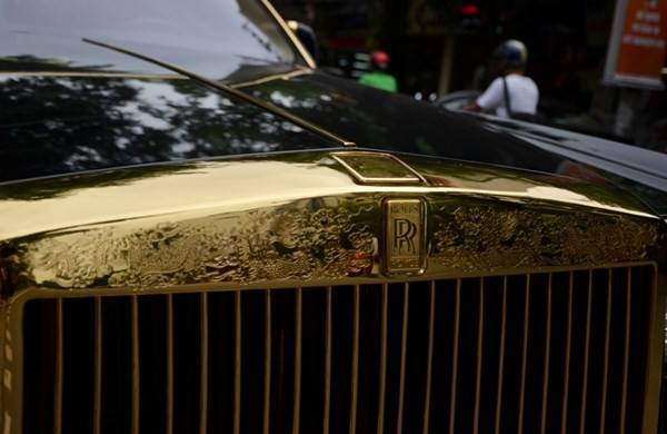 Cận cảnh logo Rolls-Royce Phantom Rồng phía trước.