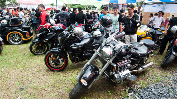Chợ trời mô tô - Silk Road Flea Market là một hoạt động nằm trong khuôn khổ ngày hội để khách tham gia có thể trao đổi, tìm mua các vật dụng có liên quan đến lĩnh vực mô tô, xe máy...