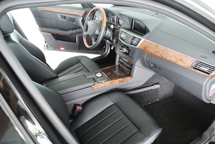 Về nội thất, E-Class sử dụng các chất liệu da và nhựa tối màu cao cấp kết hợp cùng các chi tiết ốp gỗ sang trọng. Hệ thống bảng tablo mang những nét đặc trưng của Mercedes với cụm bảng đồng hồ lái và màn hình trung tâm nằm trong một mái vòm.