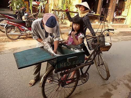 Gắn liền với tuổi thơ của nhiều thế hệ là hình ảnh người bán kẹo kéo trên xe đạp rong. Kẹo được quấn quanh que tre có giá 100 đồng/2 chiếc. Thay vì trả tiền mặt để mua kẹo, trẻ em thường đổi bằng dép rách hoặc những đồ nhựa, sắt vụn hoặc hạt táo... Hiện tại, vẫn có một số người kinh doanh kẹo kéo, nhưng kết hợp với nhiều món hàng hiện đại, không giản dị và bình dân như trước.