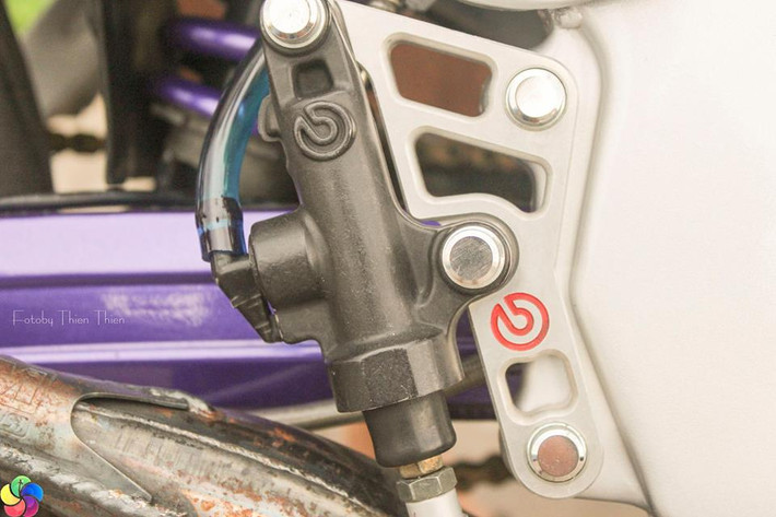 Lưỡi gà Vforce, dên Daytona. Bình xăng PWK 28mm Sudco và co xăng nhôm cùng lưới trùm K&N.