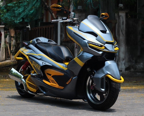 PCX phiên bản Transformer với cái đầu kỳ quái, ống pô tách rời.