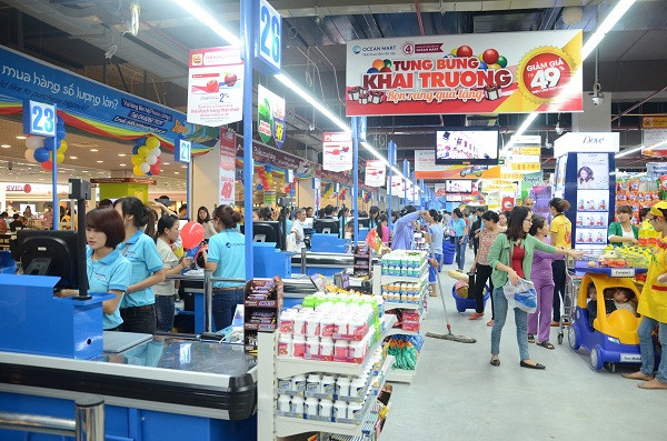 Trong 6 tháng vừa qua, thị trường tiêu dùng Việt cũng chứng kiến việc nhiều siêu thị dính "phốt" bán sản phẩm kém chất lượng, không nguồn gốc xuất xứ như: siêu thị Ocean Mart, Metro, Big C...