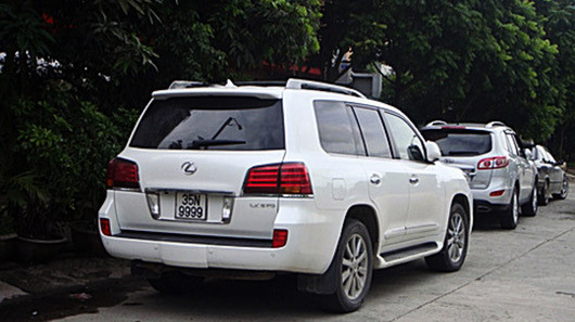 Một chiếc LX570 biển tứ quý 9 của đại gia Ninh Bình.