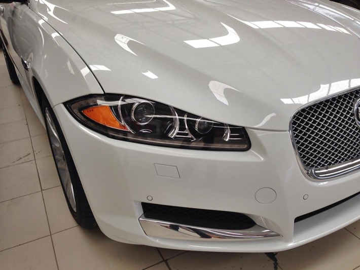 Jaguar XF có vóc dáng mang nhiều cảm xúc, thân và đuôi xe khá hài hòa, bắt mắt. Nhưng phần mũi với hốc gió mở rộng và có phần dữ dằn.