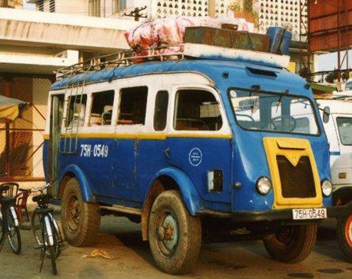 Đa phần những chiếc Renault Goelette 1400 tại Việt Nam vào thời điểm đó đều được gia cố gầm, sắt - xi và những chiếc bánh lớn hơn để tăng tải. Đầu xe không có cửa lên xuống bên hông nhưng do đặt "lò than" phía sau nên phải mở cửa phụ bên hông cho xe. Ảnh: Renault Goelette 1400 tại bến xe TP Huế.