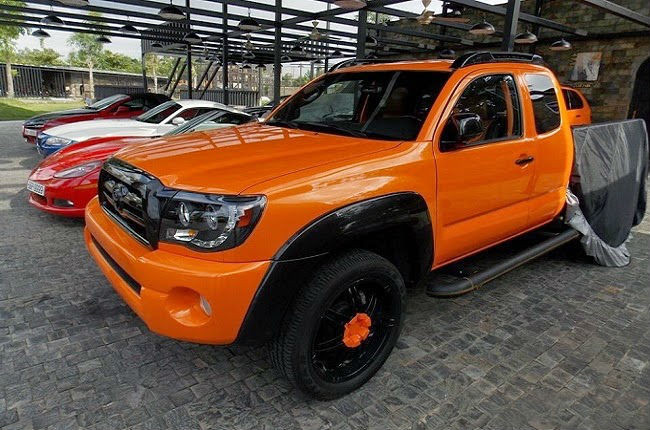 Điểm đặc biệt của gara này là có tới 8 chiếc xe hạng sang với nhiều màu sắc sặc sỡ khác nhau cùng góp mặt.