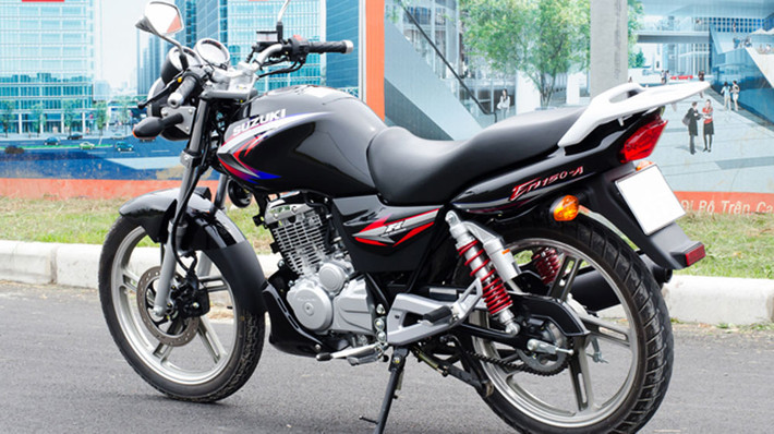Suzuki EN150A là dòng xe thể thao backbone đầu tiên của Suzuki tại thị trường Việt Nam. Đây là một chiếc naked-bike mang phong cách nam tính, thể thao và được hãng xe Nhật Bản nhắm đến nhóm khách hàng nam giới trẻ tuổi. Chiếc xe được trang bị hệ thống phun xăng điện tử FI, kết hợp với hộp số 6 cấp sử dụng côn tay.