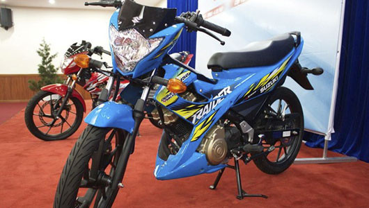 Đình đám và gây chú ý nhất trong những sản phẩm côn tay giá bình dân của Suzuki khi xuất hiện tại Việt Nam phải kể đến Raider 150. Đây mẫu xe côn tay thể thao có thiết kế lấy cảm hứng từ dòng GSX-R nổi tiếng của Suzuki.