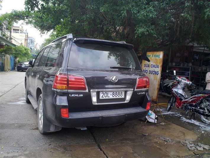 LX570 của đại gia Thái Nguyên đeo biển tứ quý 8. Theo quan niệm của dân chơi xe, số 8 tượng trưng cho sự thịnh vượng, sức khỏe và may mắn. Con số biểu hiện tốt lành này là 8 điều bất tử trong đạo Lão và Bát Chánh đạo trong Phật giáo.