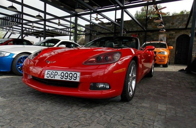 Cận chiếc Alfa Romeo Spider đỏ rực.