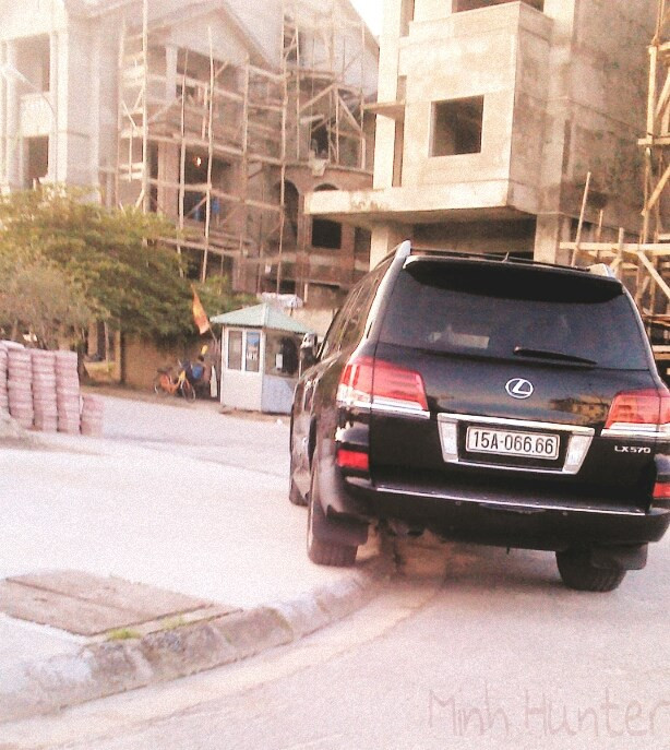 LX570 là dòng xe sang của hãng Lexus được trang bị động cơ V8 dung tích 5,7 lít mạnh mẽ và ấn tượng. Chiếc xe này trở thành lựa chọn của rất nhiều đại gia Việt, trong đó có những đại gia đất Cảng Hải Phòng. Một thành viên cộng đồng Siêu xe Hải Phòng vừa chia sẻ hình ảnh đẹp về một chiếc LX570 biển số 066.66 bên một công trường xây dựng. Ảnh: Facebook.