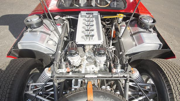 Xe sở hữu động cơ V12 mạnh mẽ. Đây là động cơ cổ điển của Ferrari dung tích 3,3 lít công suất 325 mã lực, với 2 van trên mỗi xi-lanh. Nó cũng có 6 bộ chế hòa khí Weber 38/40 DCN, cho khả năng tốc độ 286km/h.