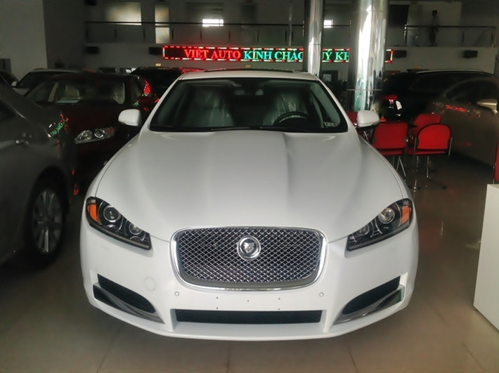 Chiếc Jaguar XF được giới thiệu trong bài viết thuộc đời 2013 và đang được đưa ra giá bán 2,668 tỷ đồng.
