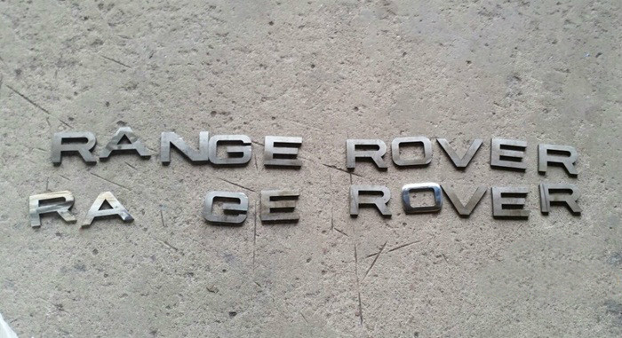 Theo các kỹ sư ở đây, để có một phiên bản Range Rover mạ vàng 24K độc đáo, họ phải bỏ ra 20 ngày làm việc liên tục. Công đoạn đầu tiên cần lên ý tưởng cùng khách hàng để tạo ra sự mới lạ và không "đụng hàng" với bất kỳ một xe nào. Ảnh: Bộ chữ Range Rover trước và sau xe được "chế" mới.