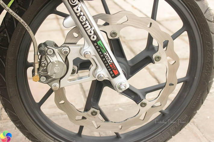 Bánh trước và sau có: cặp đĩa, dây dầu Galfer 220mm, heo dầu Brembo Ducati 1199 (Pat CNC) và cặp mâm Raider (Made in Thailand).